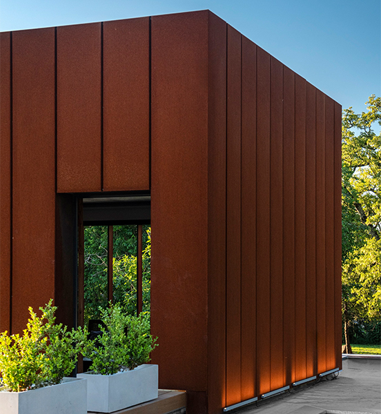 Bardage en panneaux verticaux d’acier Corten sur un volume contemporain