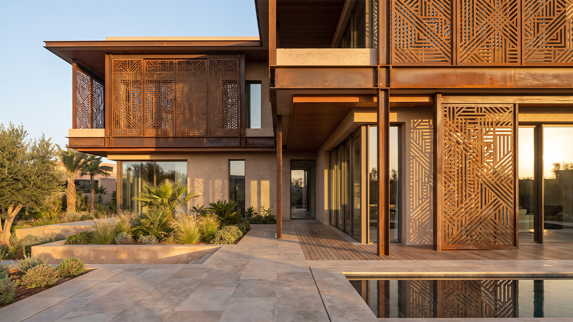Claustras et brise-soleil en acier Corten à motifs géométriques sur une villa contemporaine