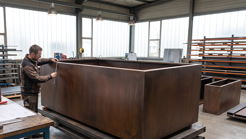 Fabrication en atelier d’une grande jardinière en acier Corten sur mesure